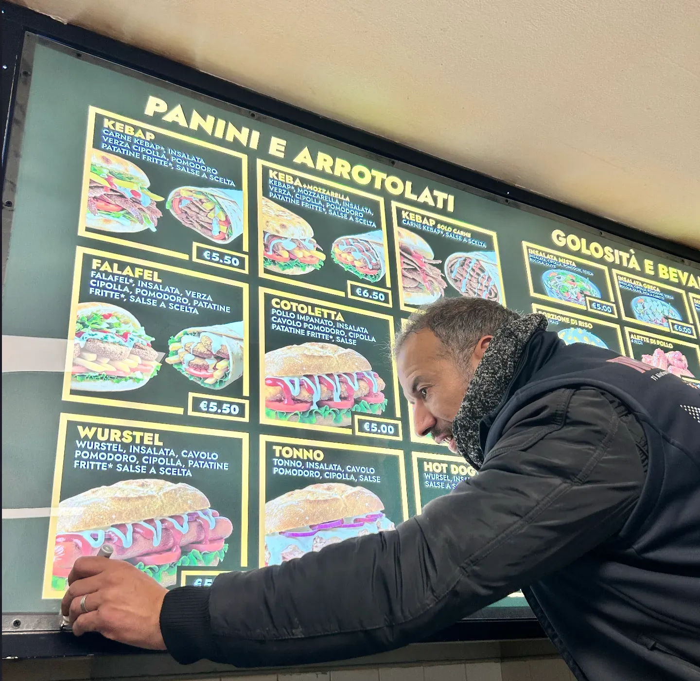 Menu luminoso installato in un locale di Torino
