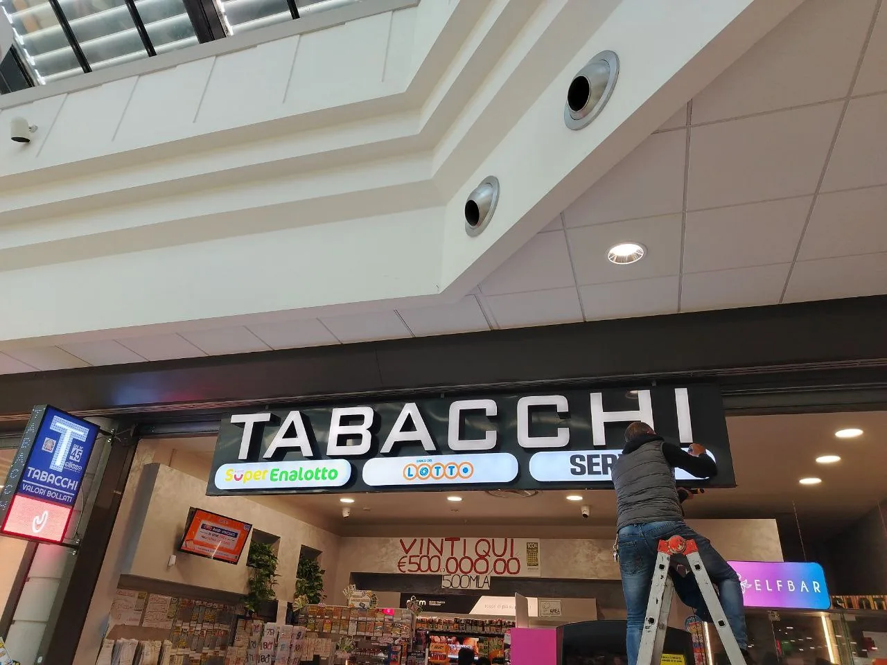 Installazione dell'insegna Tabacchi